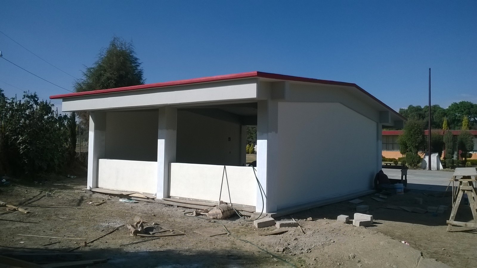 Construcción de un módulo de una planta en un espacio abierto.